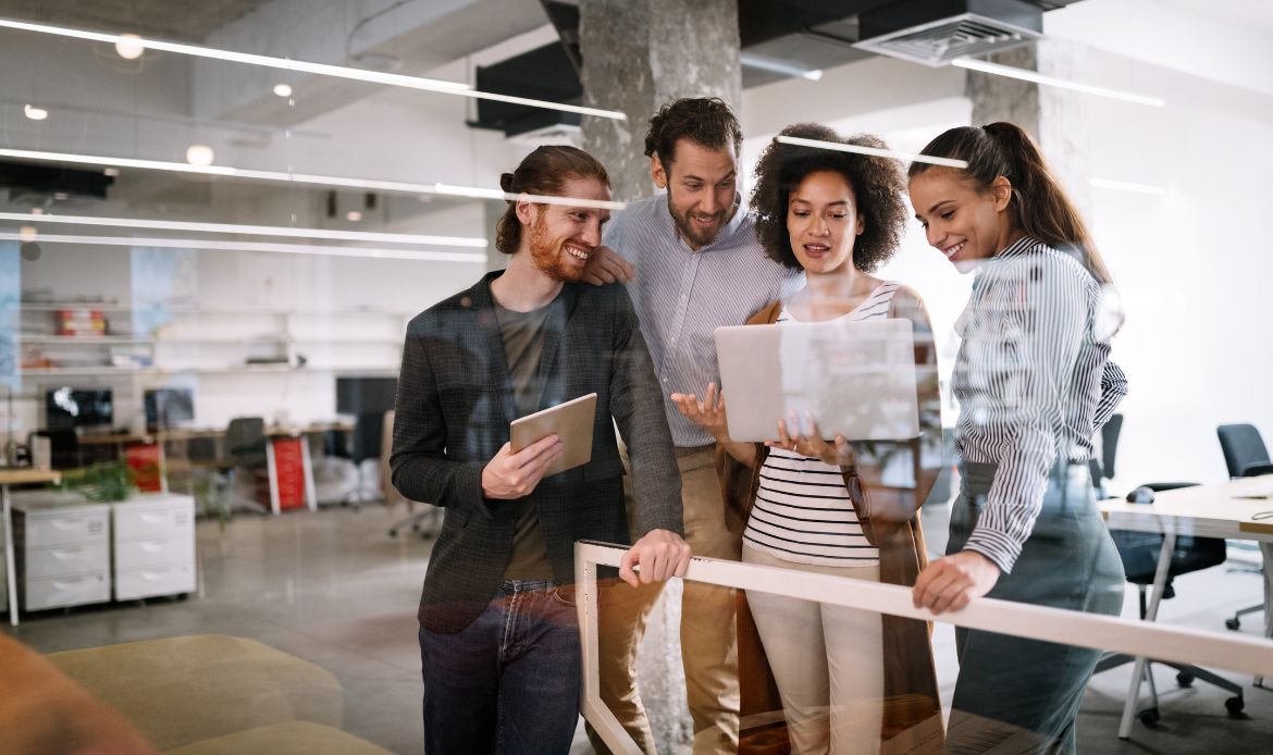 Equipo de marketing planteando una estrategia de fidelización