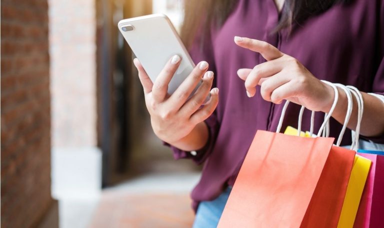 Mujer de compras participando en un programa de lealtad